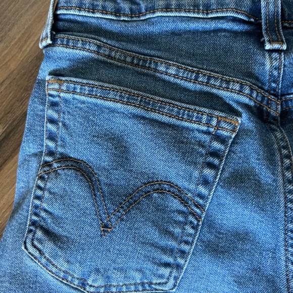 Levi’s Women’s Wedgie Straight Fit Jeans SZ 28 medium wash Button - Picture 6 of 7